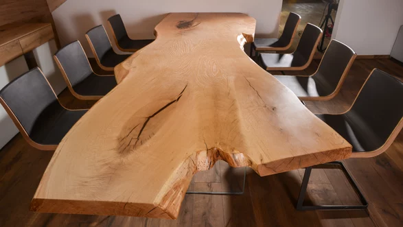 Tavolo da sala da pranzo da un tronco d'albero