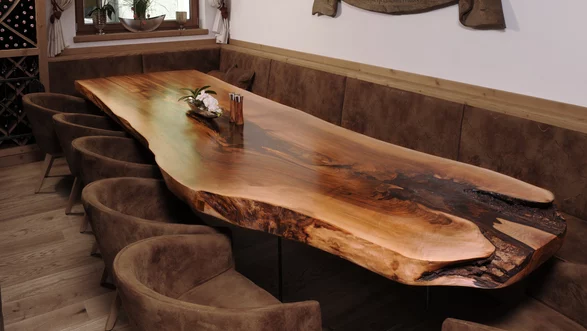 Table de salle à manger avec tronc d'arbre par Stammdesign