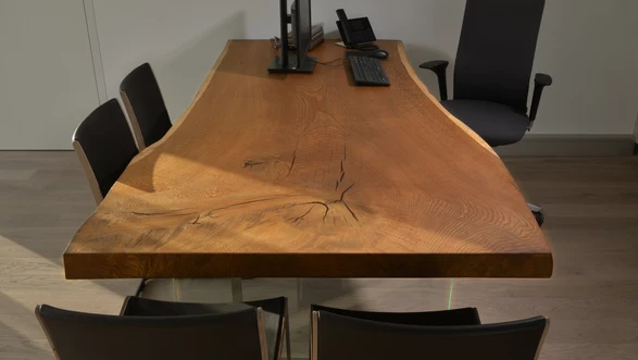 Tavolo da ufficio con tronco d'albero di Stammdesign
