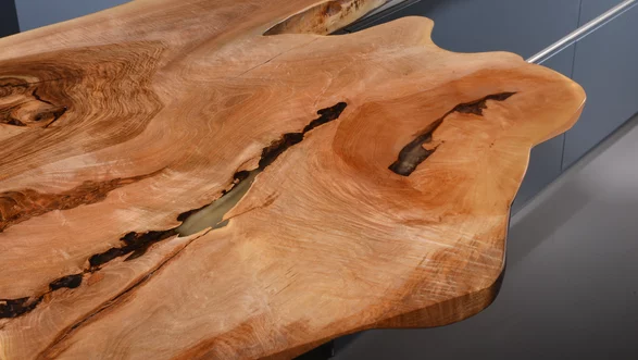 Barre en bois massif provenant d'un tronc d'arbre