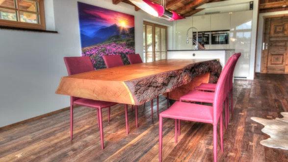 Table de salle à manger en bois naturel provenant d'un tronc d'arbre