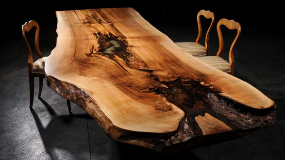 Table à manger d'un tronc d'arbre
