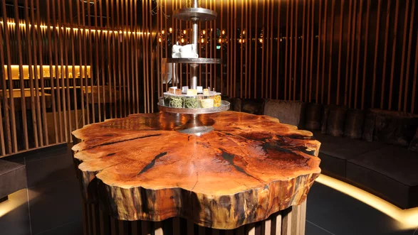 Tables gastronomiques d'un tronc d'arbre