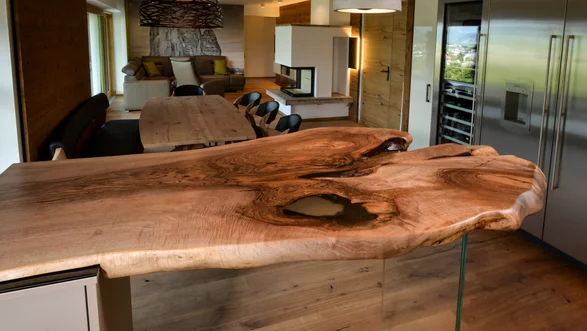 Table de salle à manger d'un tronc d'arbre