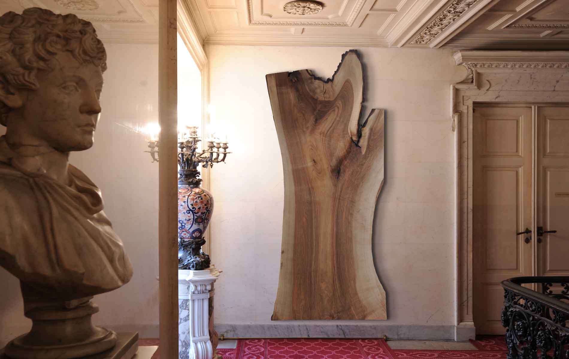 Holzskulptur aus einem Baumstamm
