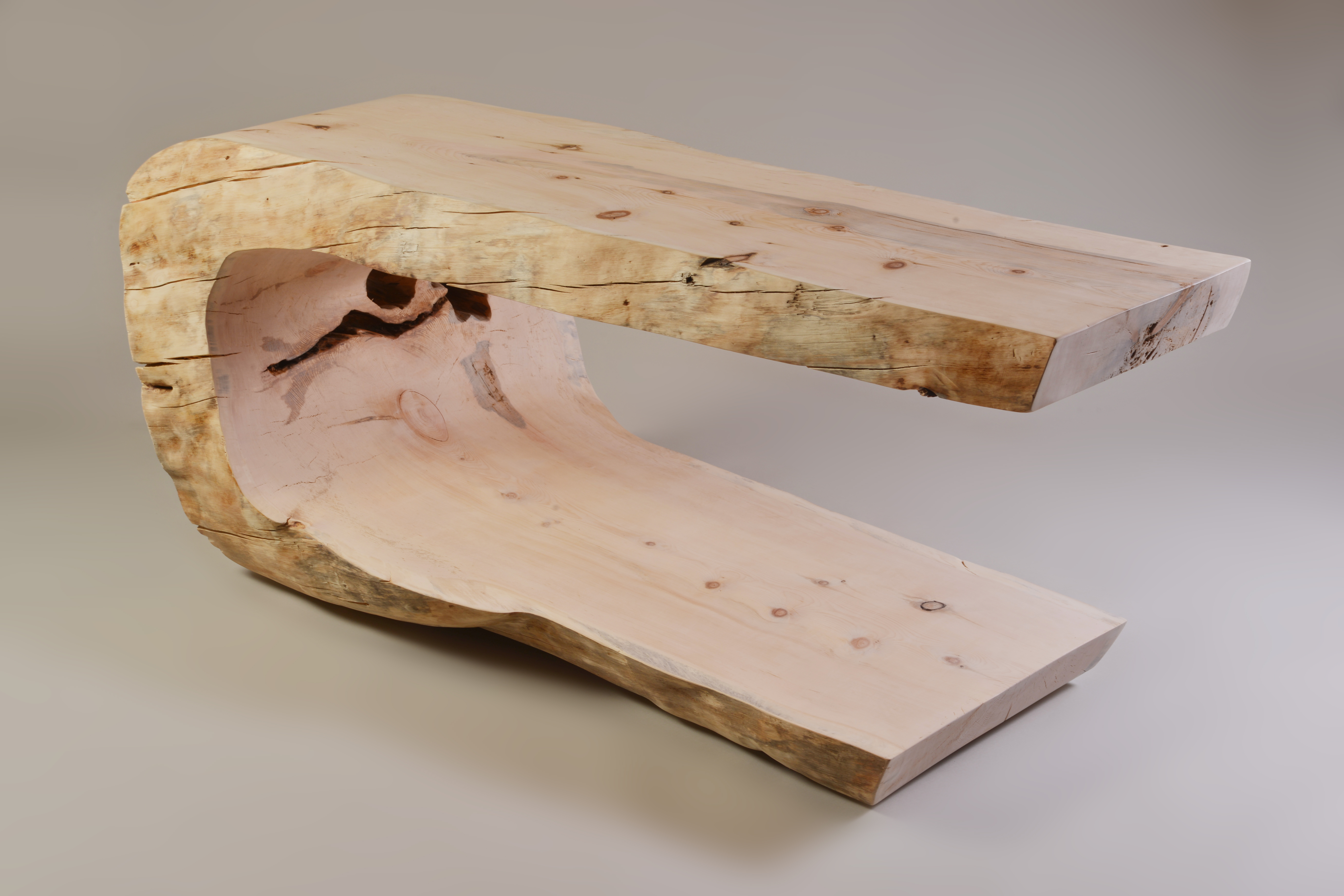 Mesa auxiliar de diseño a partir de un tronco de árbol
