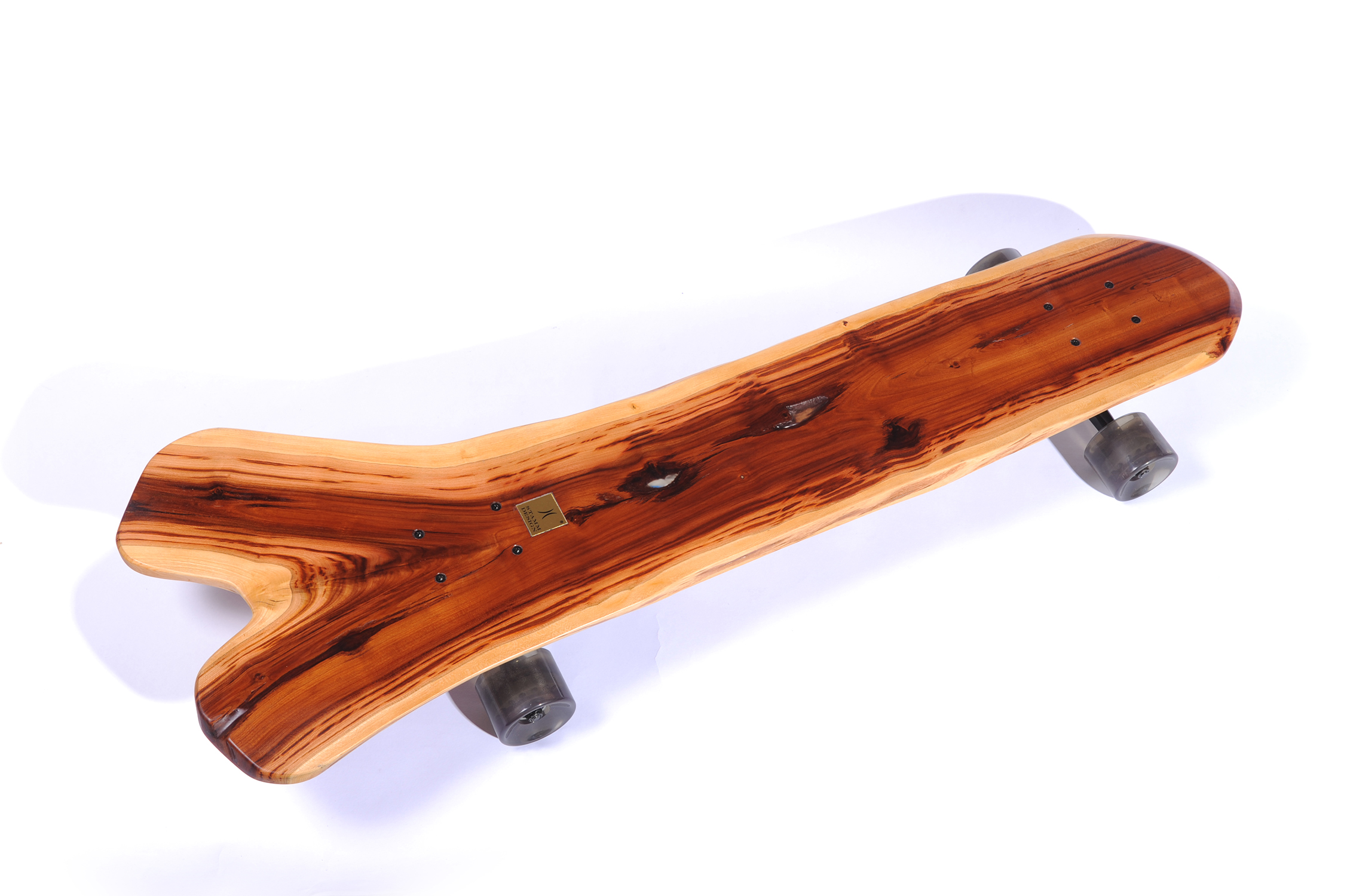 Longboard aus einem Baumstamm