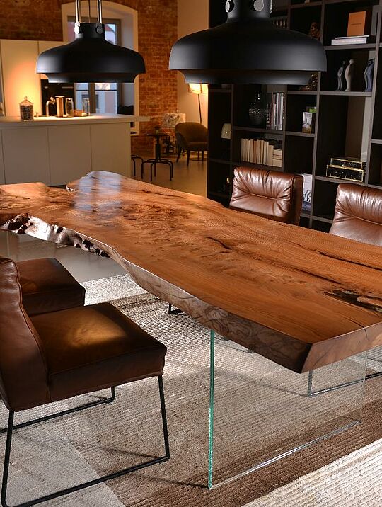 Baumstamm Tisch aus naturbelassenem Holz -