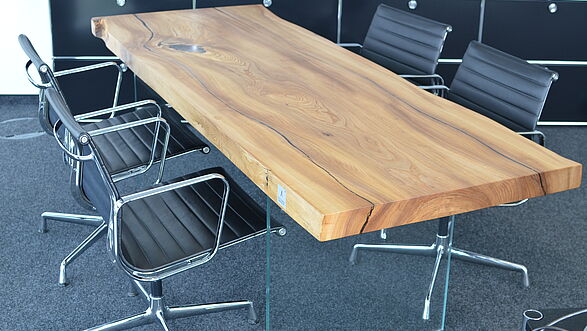 Tavolo con tronco d'albero per l'ufficio di Stammdesign