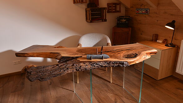 Schreibtisch aus einem Baumstamm