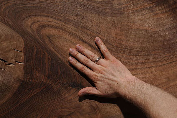 Nachhaltige & Handgefertigte Holzstamm Tische aus Österreich
