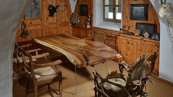 Mesa de tronco de árbol de madera natural