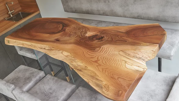 Mesa de comedor del tronco de un árbol