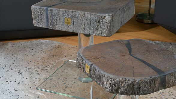 Tavolino da un massiccio tronco di quercia