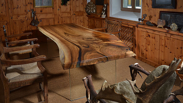 Tisch aus einem Baumstamm von Stammdesign