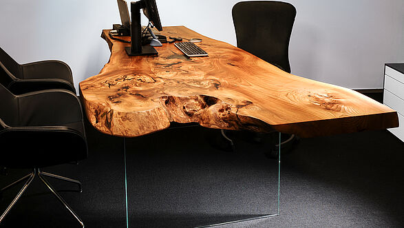 Schreibtisch aus einem Baumstamm