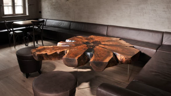 Tavolino da caffè di design da un tronco d'albero