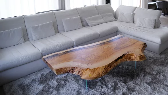 Table basse design à partir d'un tronc d'arbre