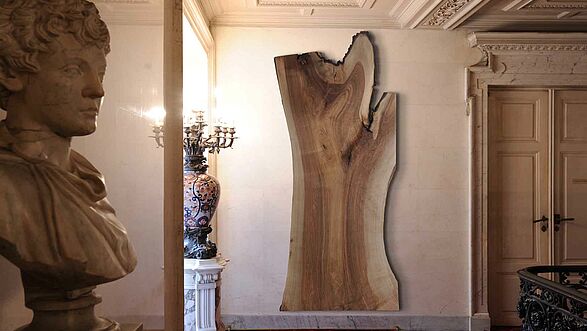Holzskulptur aus einem Baumstamm