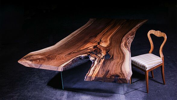 Mesa de comedor del tronco de un árbol