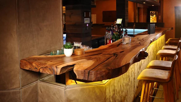 Mesa de tronco de árbol en la gastronomía