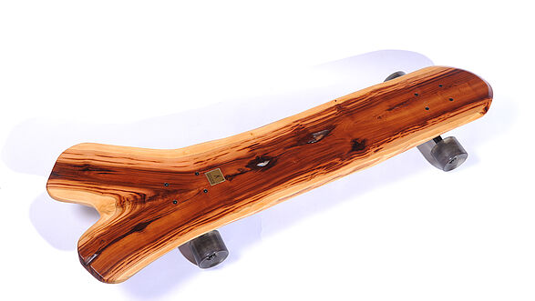 Longboard aus einem Baumstamm